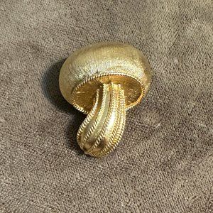 Vintage Crown Trifari Brushed Goldtone Petite Mushroom Pin